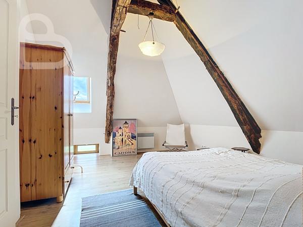 Gourdon (46300) Domaine en pierre avec deux maisons, grange et bassin