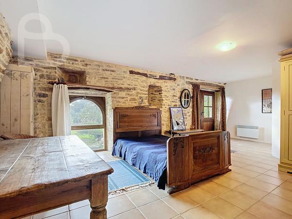 Gourdon (46300) Domaine en pierre avec deux maisons, grange et bassin