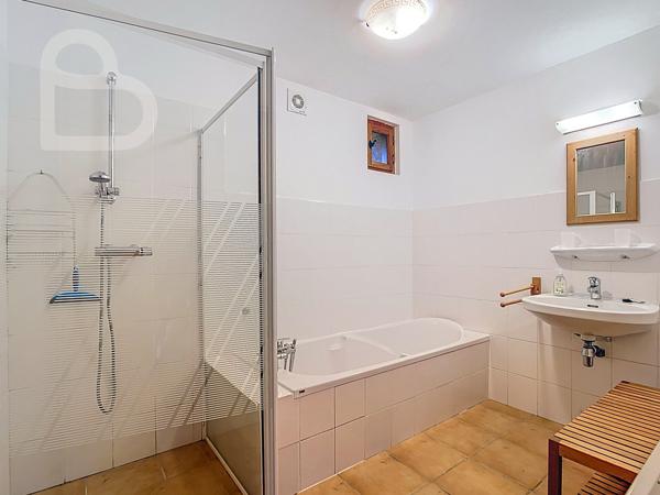 Gourdon (46300) Domaine en pierre avec deux maisons, grange et bassin