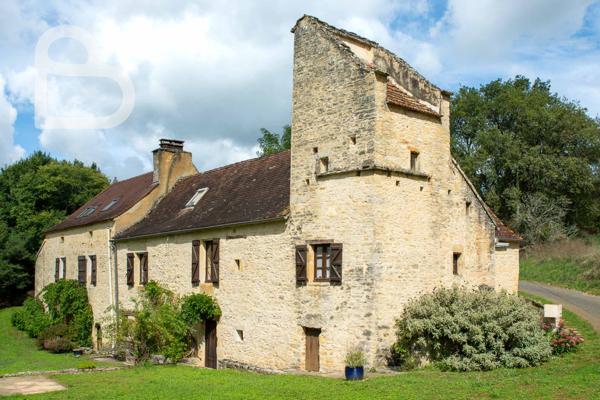 Gourdon (46300) Domaine en pierre avec deux maisons, grange et bassin