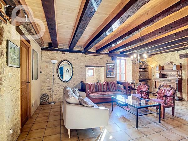 Gourdon (46300) Domaine en pierre avec deux maisons, grange et bassin