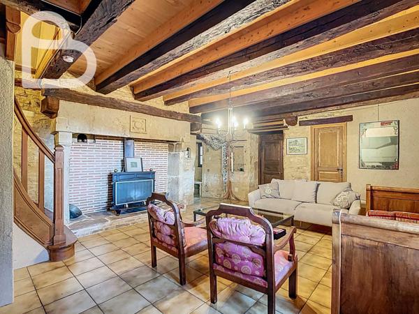 Gourdon (46300) Domaine en pierre avec deux maisons, grange et bassin