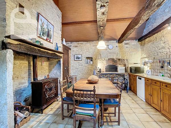 Gourdon (46300) Domaine en pierre avec deux maisons, grange et bassin