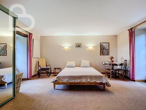 Gourdon (46300) Domaine en pierre avec deux maisons, grange et bassin