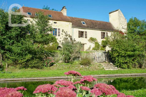 Gourdon (46300) Domaine en pierre avec deux maisons, grange et bassin