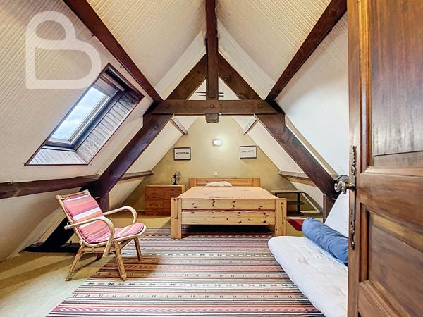 Gourdon (46300) Domaine en pierre avec deux maisons, grange et bassin