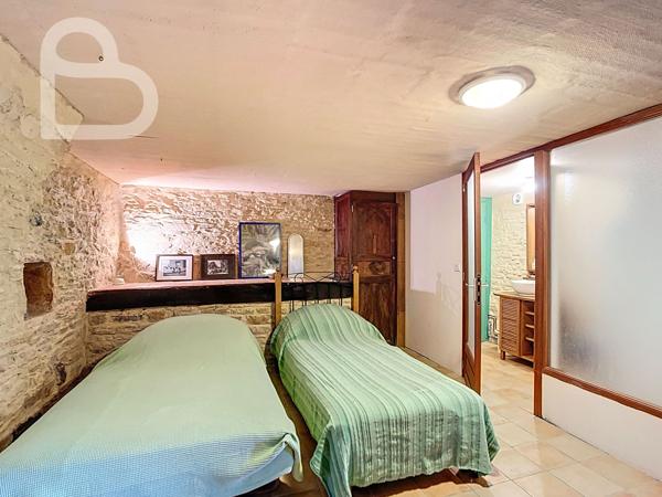 Gourdon (46300) Domaine en pierre avec deux maisons, grange et bassin