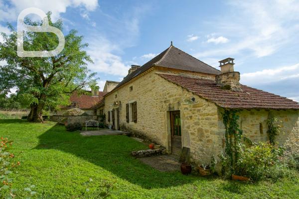 Gourdon (46300) Domaine en pierre avec deux maisons, grange et bassin