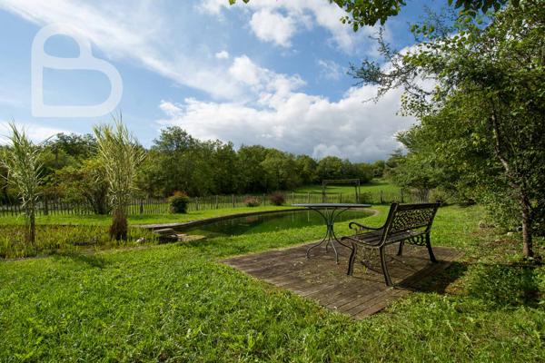 Gourdon (46300) Domaine en pierre avec deux maisons, grange et bassin