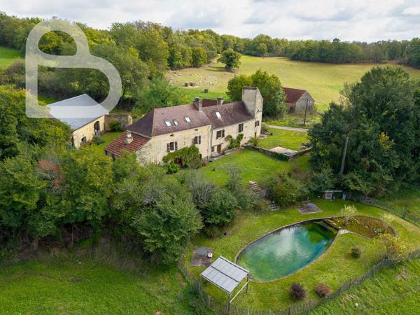 Gourdon (46300) Domaine en pierre avec deux maisons, grange et bassin