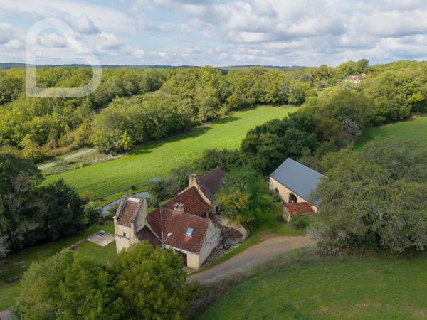 Gourdon (46300) Domaine en pierre avec deux maisons, grange et bassin