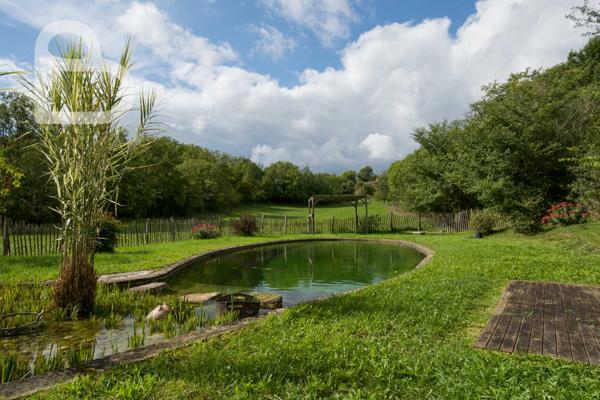 Gourdon (46300) Domaine en pierre avec deux maisons, grange et bassin