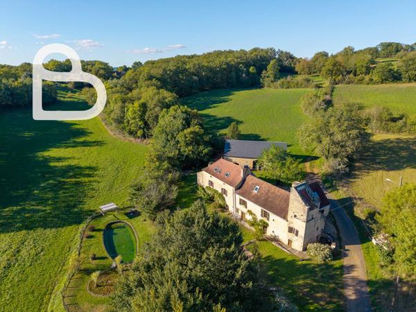 Gourdon (46300) Domaine en pierre avec deux maisons, grange et bassin