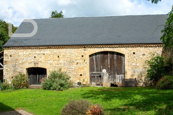 Gourdon (46300) Domaine en pierre avec deux maisons, grange et bassin