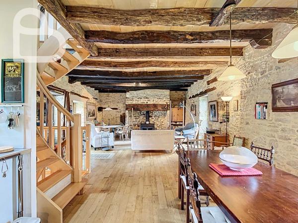 Gourdon (46300) Domaine en pierre avec deux maisons, grange et bassin