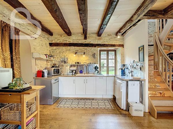 Gourdon (46300) Domaine en pierre avec deux maisons, grange et bassin