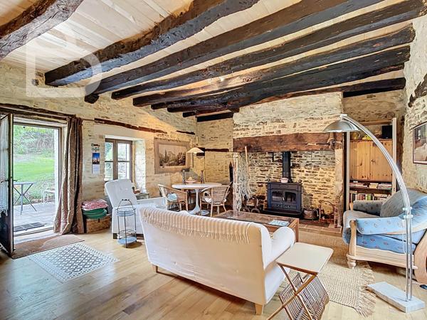 Gourdon (46300) Domaine en pierre avec deux maisons, grange et bassin