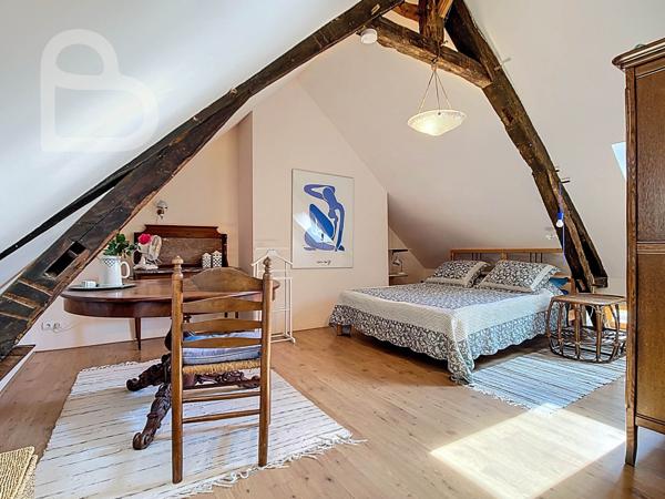 Gourdon (46300) Domaine en pierre avec deux maisons, grange et bassin