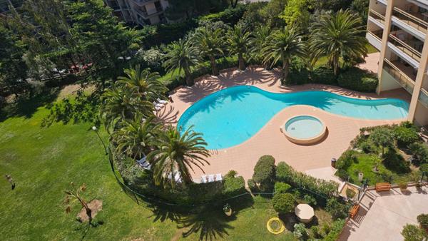 VUE MER ! La plage à pied ! 3 p. avec terrasse 14 m² au calme, PK S/SOL