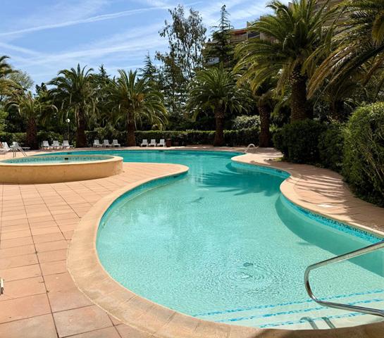 VUE MER ! La plage à pied ! 3 p. avec terrasse 14 m² au calme, PK S/SOL