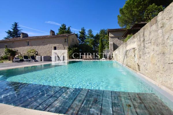 Château et pavillon du gardien, avec piscine et jacuzzi, situés au sein de jardins faciles à entretenir.