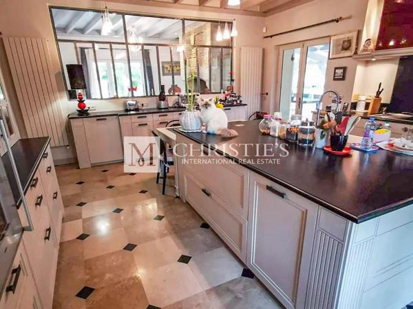 Château et pavillon du gardien, avec piscine et jacuzzi, situés au sein de jardins faciles à entretenir.