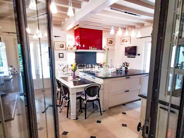 Château et pavillon du gardien, avec piscine et jacuzzi, situés au sein de jardins faciles à entretenir.