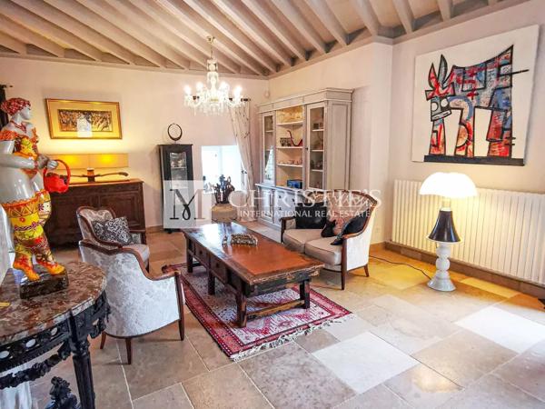 Château et pavillon du gardien, avec piscine et jacuzzi, situés au sein de jardins faciles à entretenir.