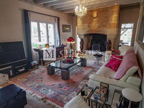 Château et pavillon du gardien, avec piscine et jacuzzi, situés au sein de jardins faciles à entretenir.