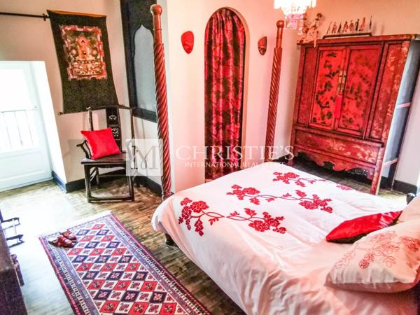 Château et pavillon du gardien, avec piscine et jacuzzi, situés au sein de jardins faciles à entretenir.