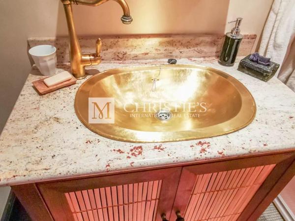 Château et pavillon du gardien, avec piscine et jacuzzi, situés au sein de jardins faciles à entretenir.