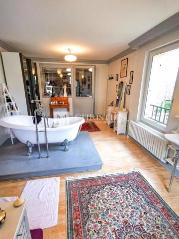 Château et pavillon du gardien, avec piscine et jacuzzi, situés au sein de jardins faciles à entretenir.