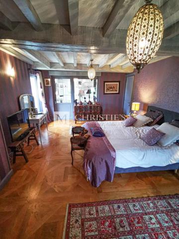 Château et pavillon du gardien, avec piscine et jacuzzi, situés au sein de jardins faciles à entretenir.