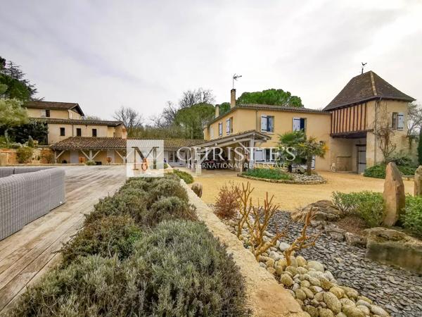 Château et pavillon du gardien, avec piscine et jacuzzi, situés au sein de jardins faciles à entretenir.
