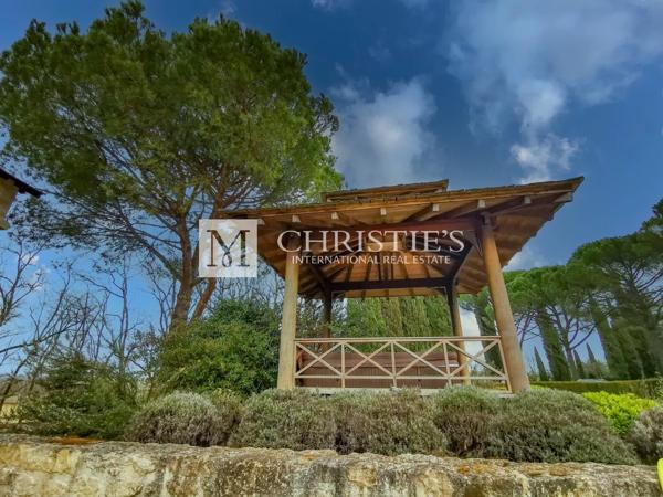 Château et pavillon du gardien, avec piscine et jacuzzi, situés au sein de jardins faciles à entretenir.