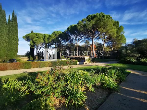 Château et pavillon du gardien, avec piscine et jacuzzi, situés au sein de jardins faciles à entretenir.