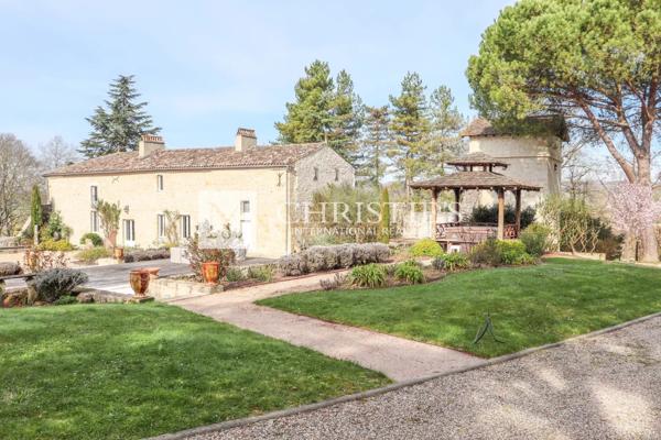 Château et pavillon du gardien, avec piscine et jacuzzi, situés au sein de jardins faciles à entretenir.