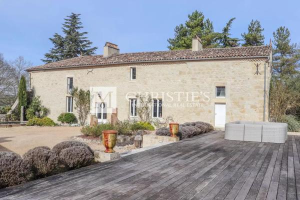 Château et pavillon du gardien, avec piscine et jacuzzi, situés au sein de jardins faciles à entretenir.