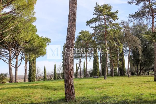 Château et pavillon du gardien, avec piscine et jacuzzi, situés au sein de jardins faciles à entretenir.