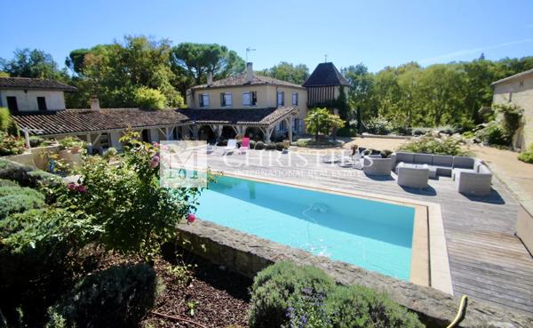 Château et pavillon du gardien, avec piscine et jacuzzi, situés au sein de jardins faciles à entretenir.