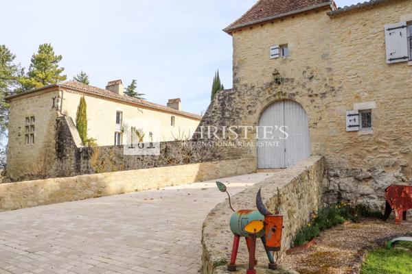 Château et pavillon du gardien, avec piscine et jacuzzi, situés au sein de jardins faciles à entretenir.