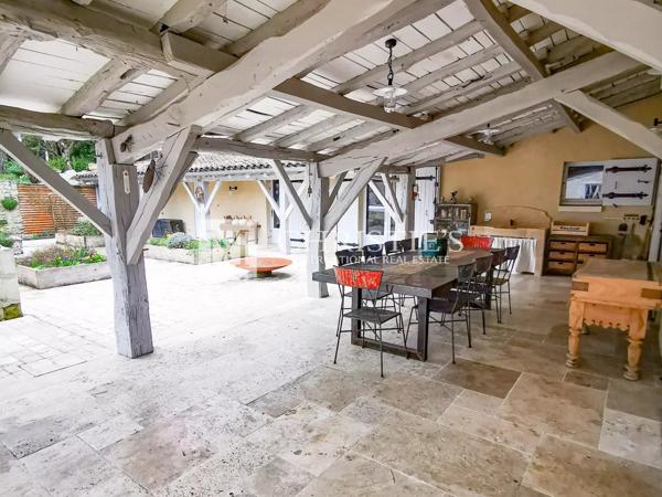 Château et pavillon du gardien, avec piscine et jacuzzi, situés au sein de jardins faciles à entretenir.