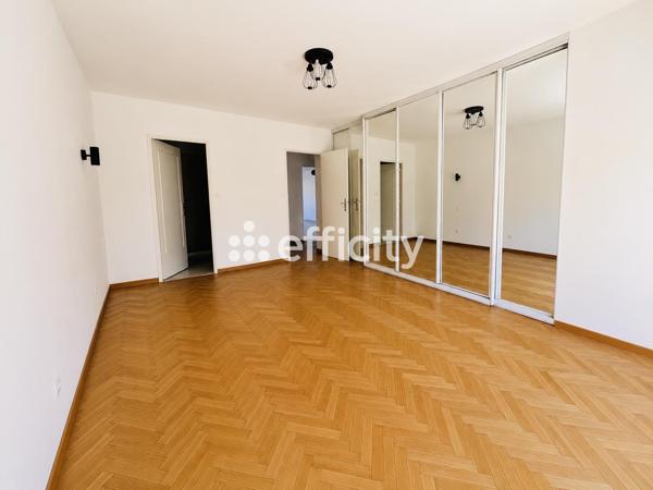 Appartement
         4 pièces
        - 115 m² 490 000 € *