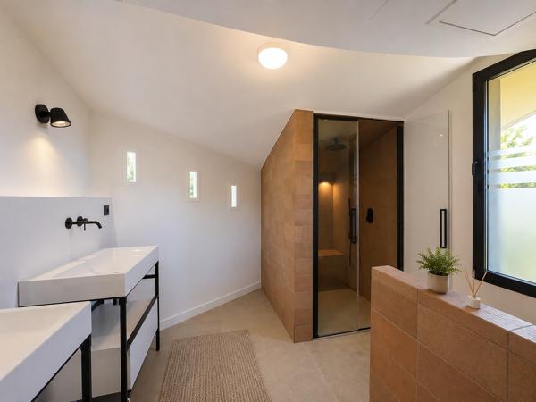 Maison
         6 pièces
        - 200 m² 1 980 000 € *