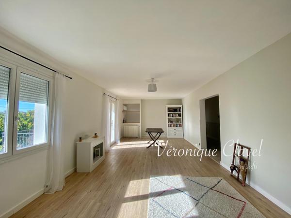 Propriété de 220m2 posée sur un terrain arboré de 1256m2 au calme