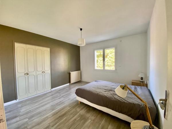 Propriété de 220m2 posée sur un terrain arboré de 1256m2 au calme