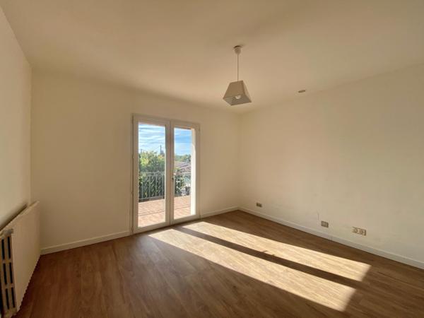 Propriété de 220m2 posée sur un terrain arboré de 1256m2 au calme