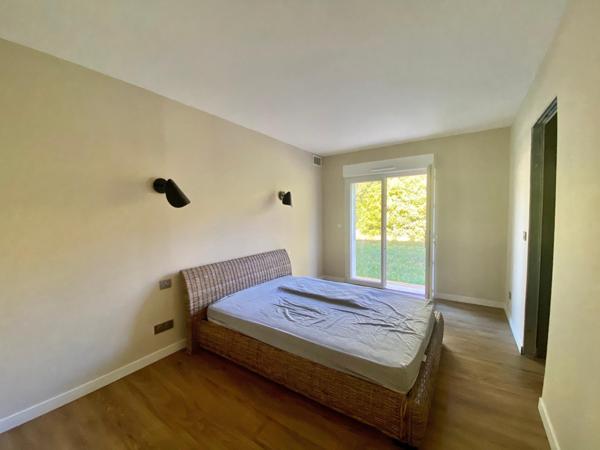 Propriété de 220m2 posée sur un terrain arboré de 1256m2 au calme