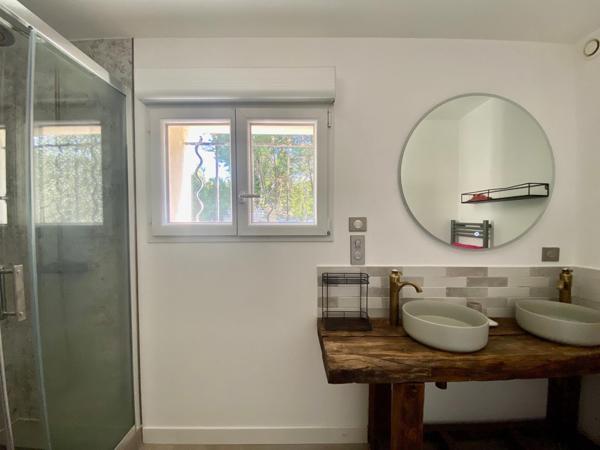 Propriété de 220m2 posée sur un terrain arboré de 1256m2 au calme