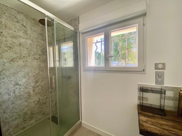 Propriété de 220m2 posée sur un terrain arboré de 1256m2 au calme